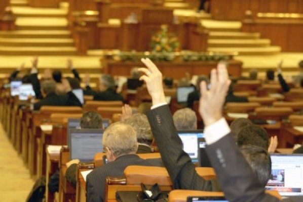 Zvon rostogolit pe holurile Casei Poporului: parlamentarii şi-au propus să îşi tripleze lefurile